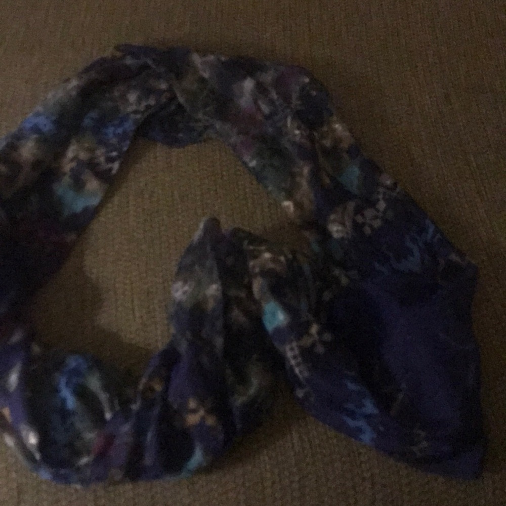 Infiniti scarf. Like new.